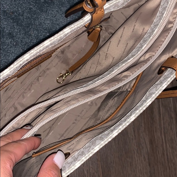 Authentic Micheal Kors bag - Picture 2 of 2